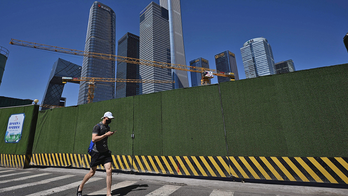 圖為示意圖。2022年7月17日，北京一名男子在街上行走。（NOEL CELIS/AFP via Getty Images）