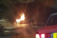 失事私家車車頭起火，火光熊熊。（香港突發事故報料區圖片）