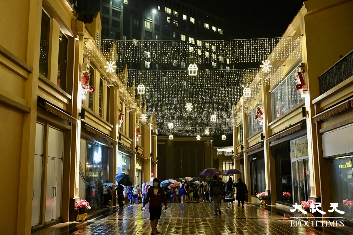 雖然愉景北商場聖誕亮燈開幕當天飄起細雨，但仍不減眾人前往觀賞的熱情。（宋碧龍／大紀元）
