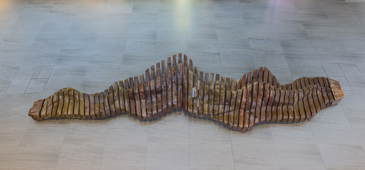 Ricci分享，「木。聞」木椅作品設計形狀源自大嶼山的山與海地形，從上往下俯視的觀感更強。（受訪者提供）