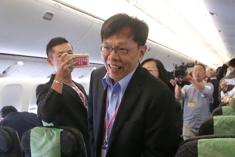 中華民國總統蔡英文1月7日搭乘長榮777專機，展開9天8夜的「英捷專案」，總統府副秘書長姚人多（前）隨團出訪。（中央社）