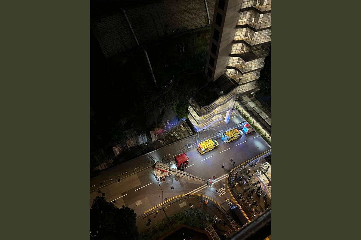 消防員到場架起雲梯，將陷入昏迷的傷者拯救到地面。（香港突發報料區）