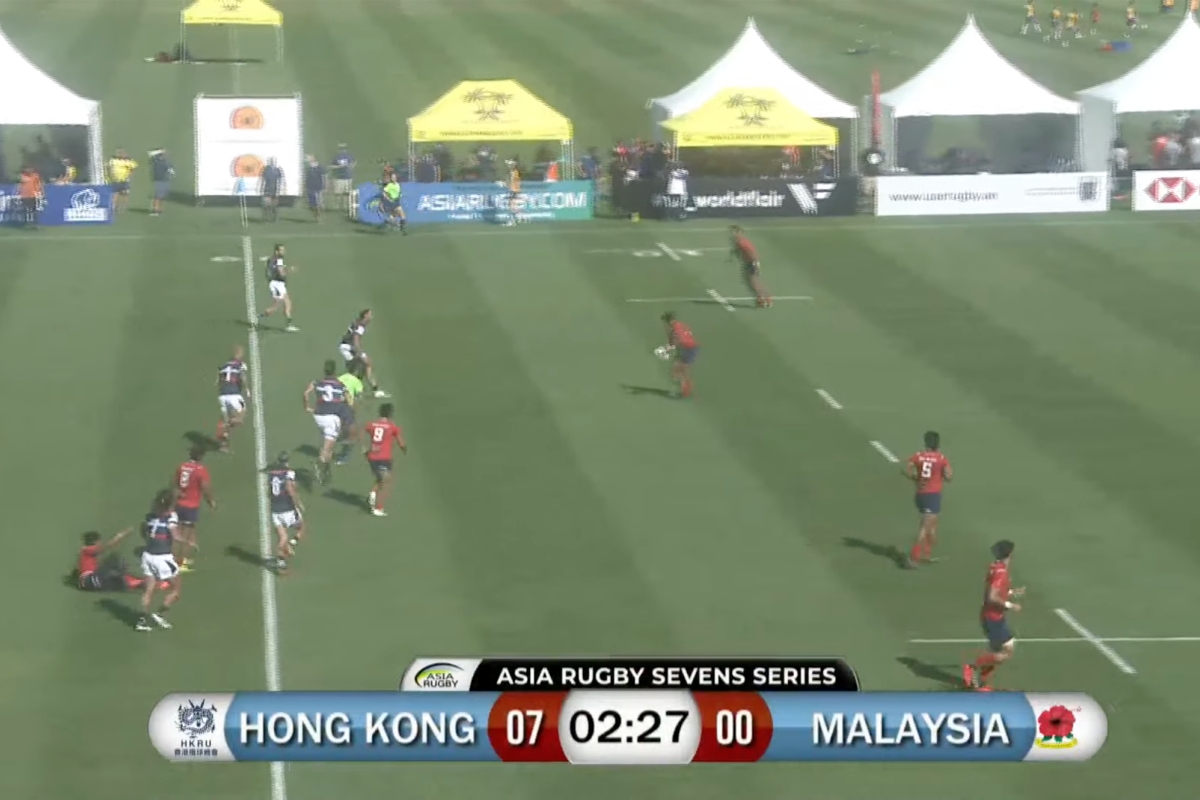 亞洲七人欖球賽大會直播再擺烏龍，圖為出錯後直播畫面更正為「香港欖球總會」和「馬來西亞橄欖球總會」的標誌。（亞洲欖球總會直播畫面）