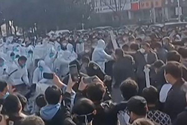 中國民眾群起抗議 多地高校學生聚集發聲