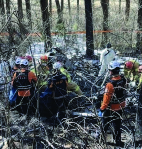 南韓直升機墜山區 機身焚毀5死