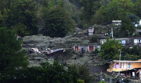 11月26日，在伊斯契亞島的卡薩 米喬拉，大雨導致山泥傾瀉後，建 築物遭到破壞。（AFP）