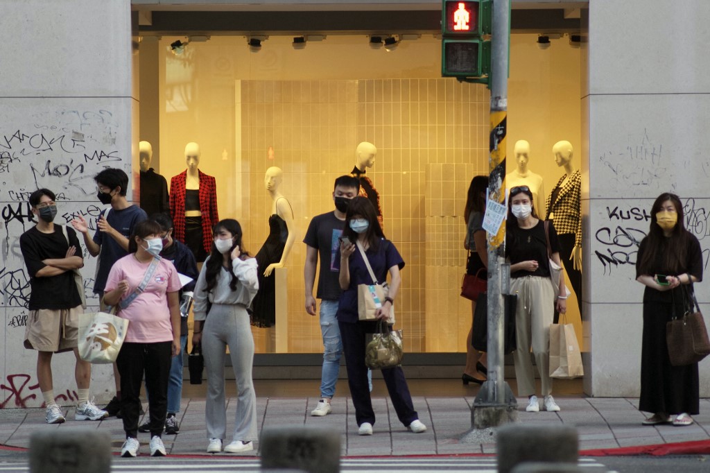 台灣11月消費者信心指數跌至60點。（SAM YEH / AFP）