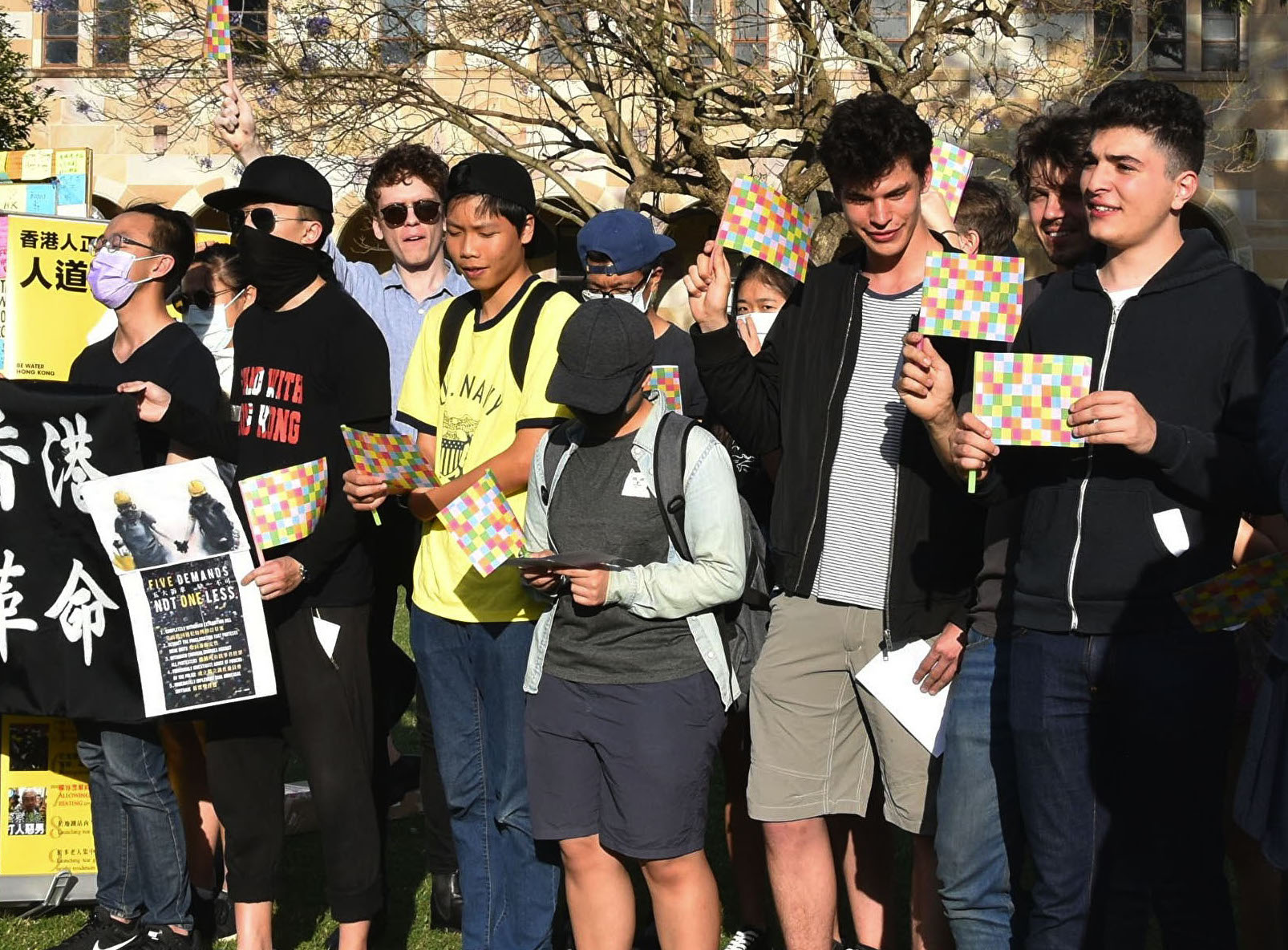 昆士蘭大學學生柏樂志（右一）2019年在一次支持香港反送中運動的集會上。（楊裔飛／大紀元）