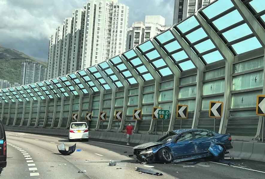 屯門公路交通意外 私家車嚴重損毀司機被困