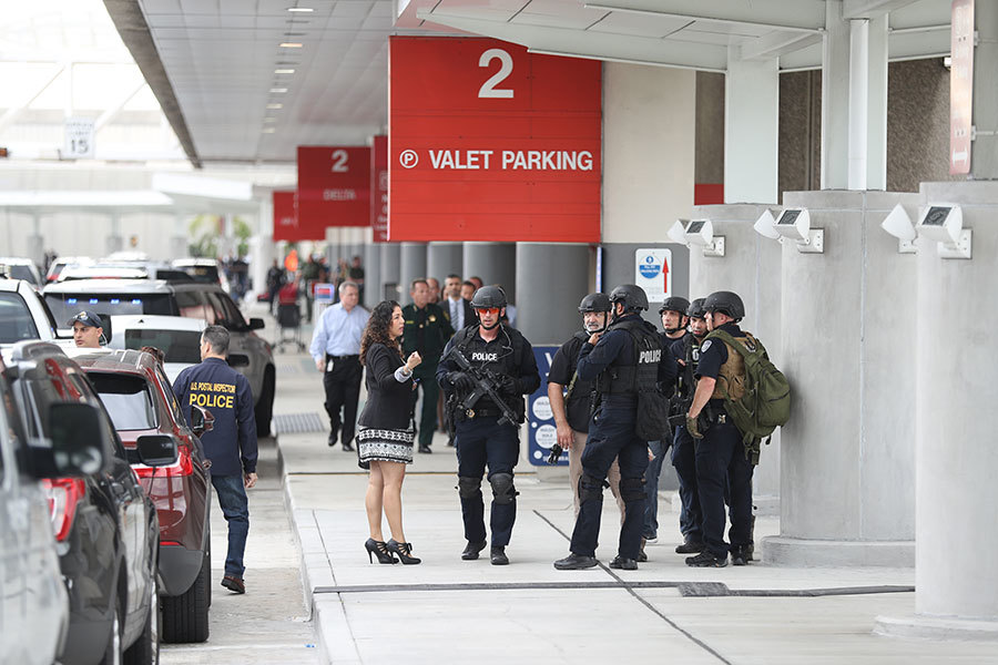 周五（1月6日）下午，美國佛州勞德代爾堡－荷里活機場發生槍擊事件，執法官員表示，犯案動機未排除恐怖主義。由於這宗槍擊案發生在行李提領區，機場安檢漏洞再度引發討論。（Joe Raedle/Getty Images）