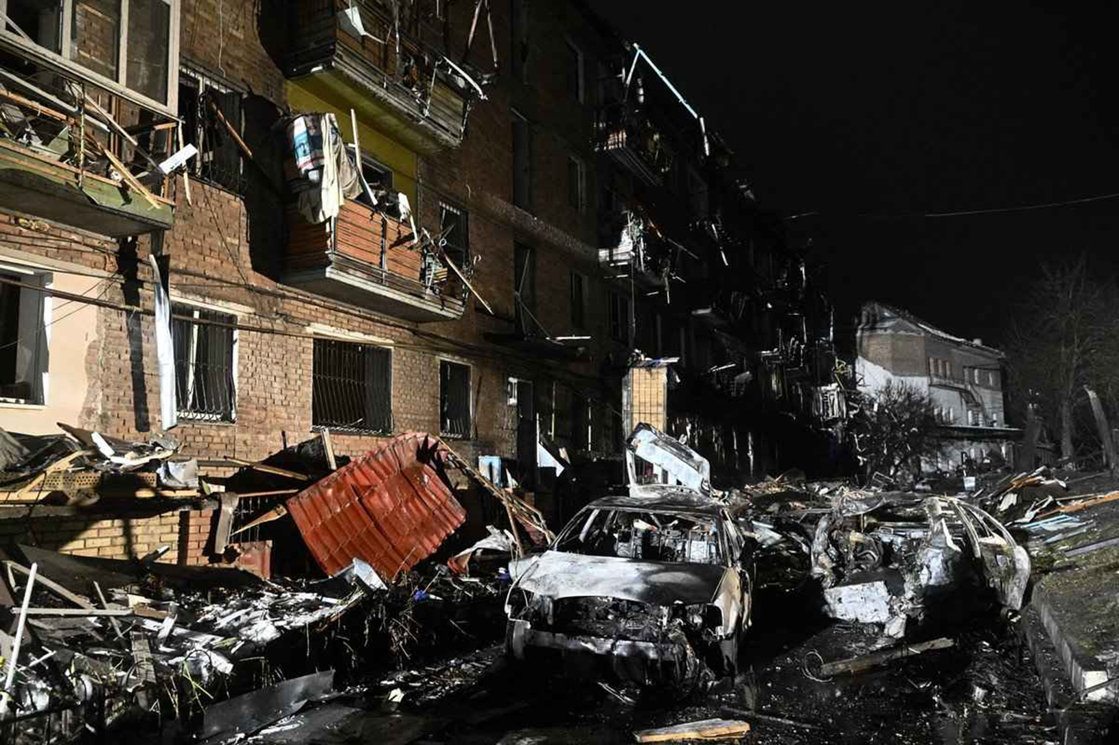 2022年11月23日，烏克蘭首都基輔郊區的維什戈羅德市（Vyshgorod）遭到俄軍導彈襲擊，圖為被炸毀的樓房和汽車。（Genya SAVILOV/AFP）