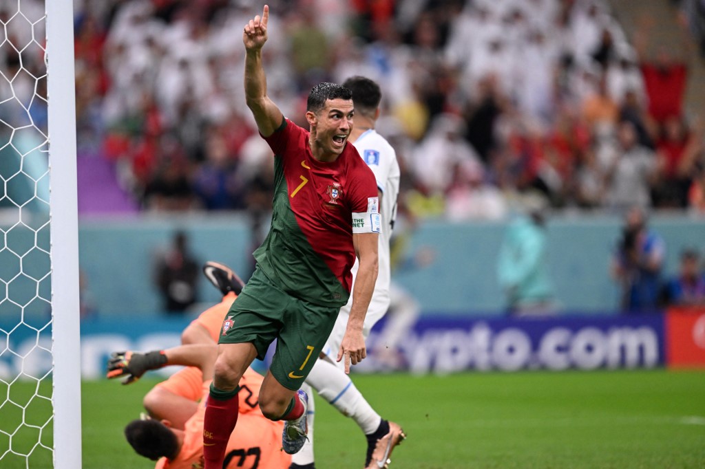 2022年11月28日，C朗為葡萄牙隊射入一球而歡呼。（KIRILL KUDRYAVTSEV / AFP）