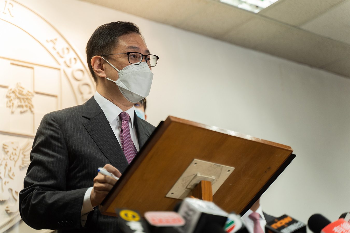 大律師公會主席杜淦堃昨日表示，希望尚有不明確之處的國安法條文日後可由香港法庭釐清，人大釋法的權力應審慎行駛。（劉駿軒／大紀元）