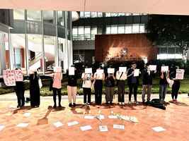 港大再有學生舉白紙 悼念烏魯木齊大火死難者