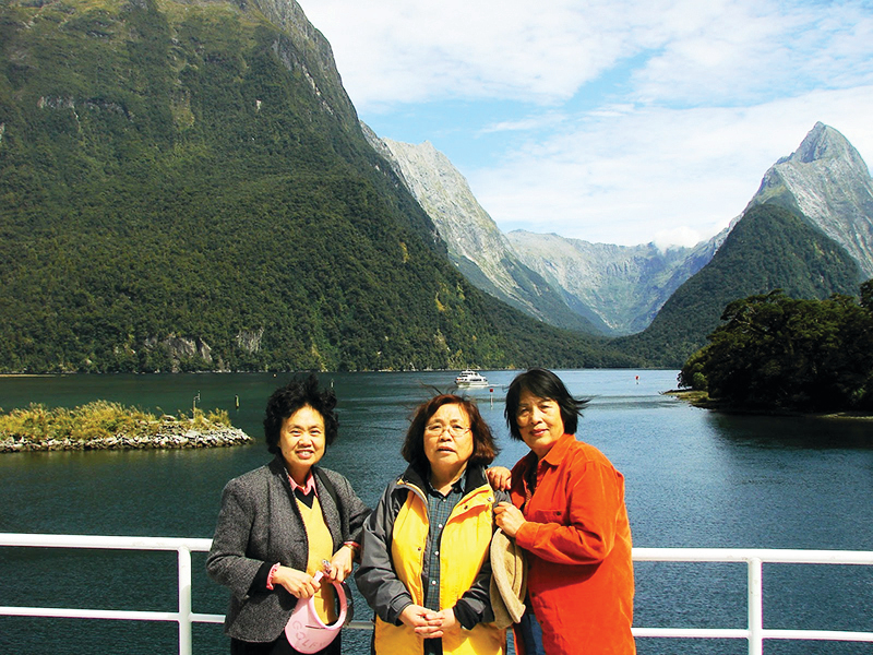 （左圖）周素子與齊家貞、蔡詠梅在紐西蘭米佛峽灣郵輪上。（作者提供）