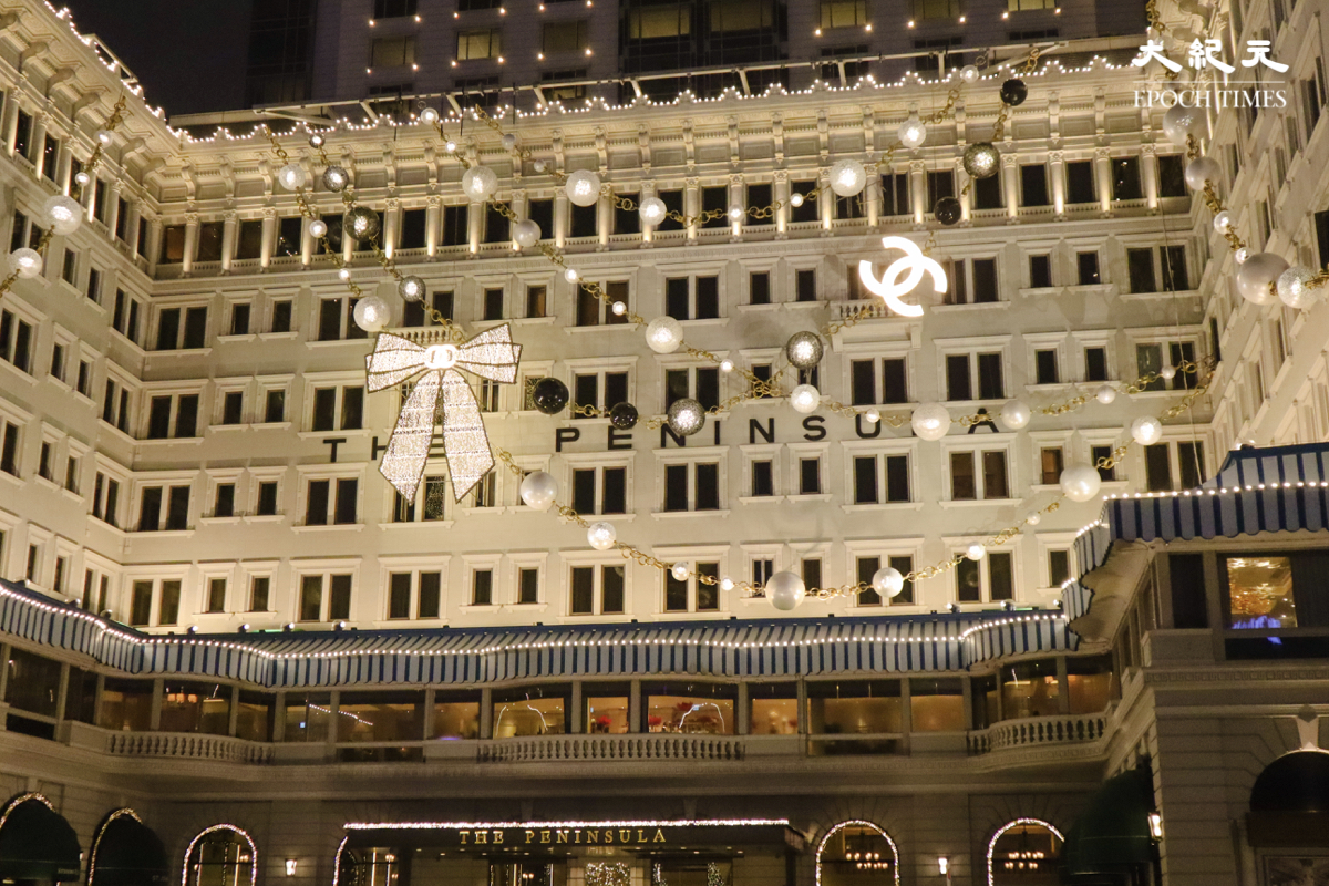 以黑白珍珠項鍊和蝴蝶結作燈飾設計的香港半島酒店。（樂樂／大紀元）
