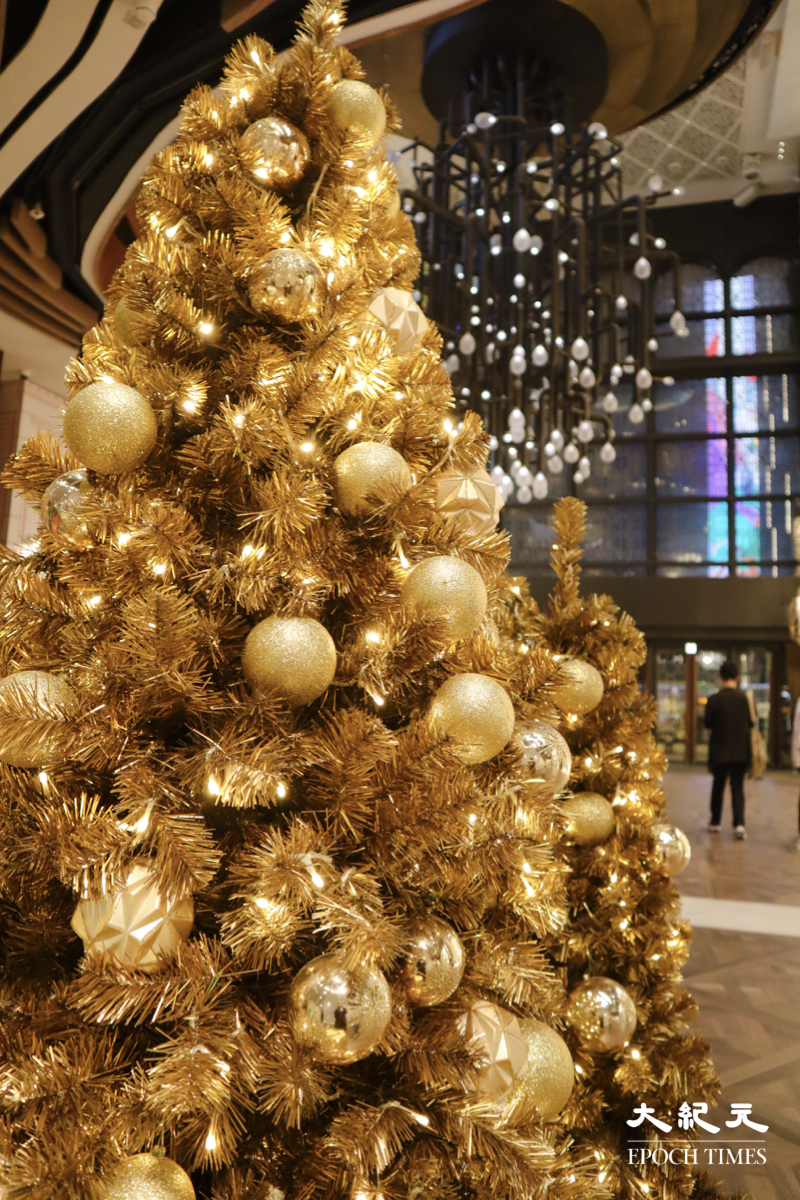 K11 MUSEA裏，四處都放置了璀璨的金色聖誕樹。（樂樂／大紀元）