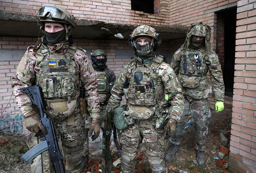 11月23日，烏克蘭士兵在烏克蘭東北部頓涅茨克地區的一座廢棄建築中訓練。(AFP)