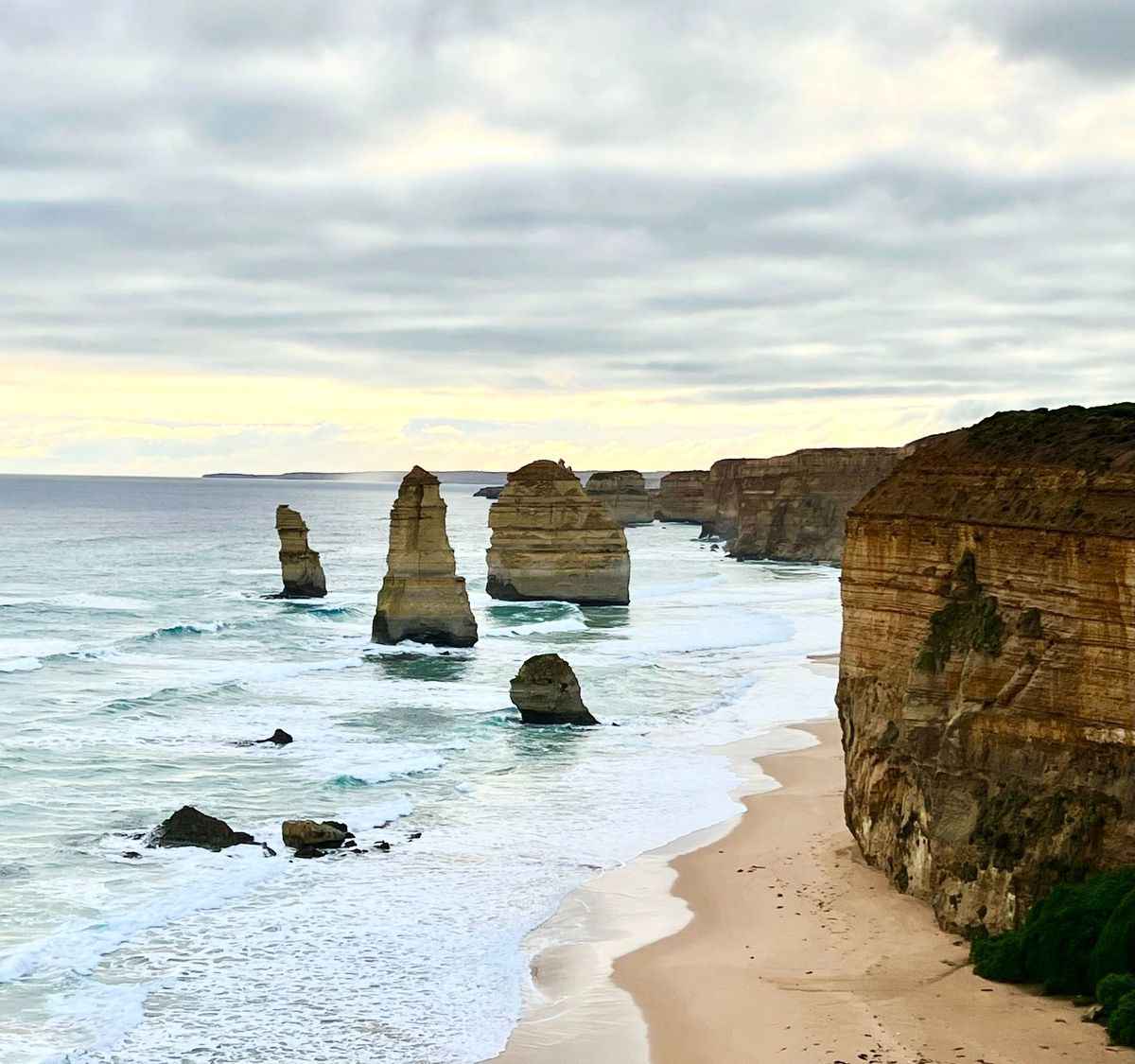 澳洲墨爾本市區西南方大洋路（The Great Ocean Road）沿途風景十二門徒（The 12 Apostles）。（受訪者提供）