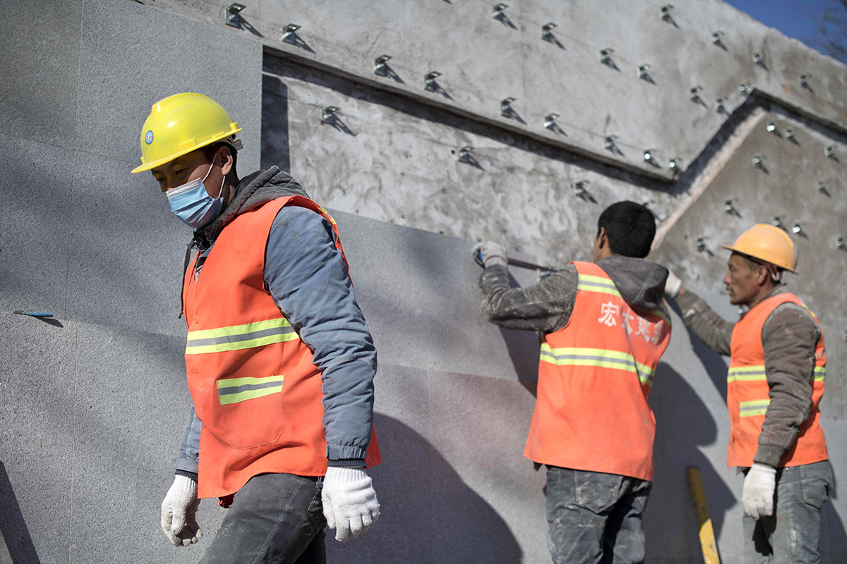 圖為2017年12月5日，建築工人在北京的一個建築工地施工。(Nicolas ASFOURI / AFP)
