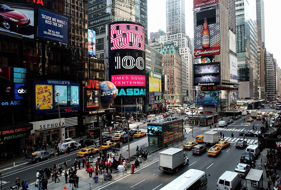 經濟學人智庫（EIU）公布最新全球生活成本報告，紐約首次位居榜首，香港今次排第四。圖為紐約曼哈頓時代廣場。（Stephen Chernin/Getty Images）