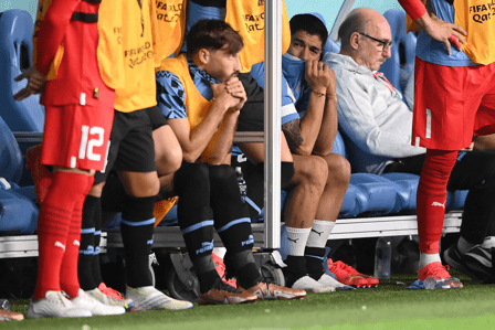 烏拉圭被南韓以較佳得球搶去次名席位出局，隊中老將蘇亞雷斯（中）神傷落淚。圖片來源（FIFA）