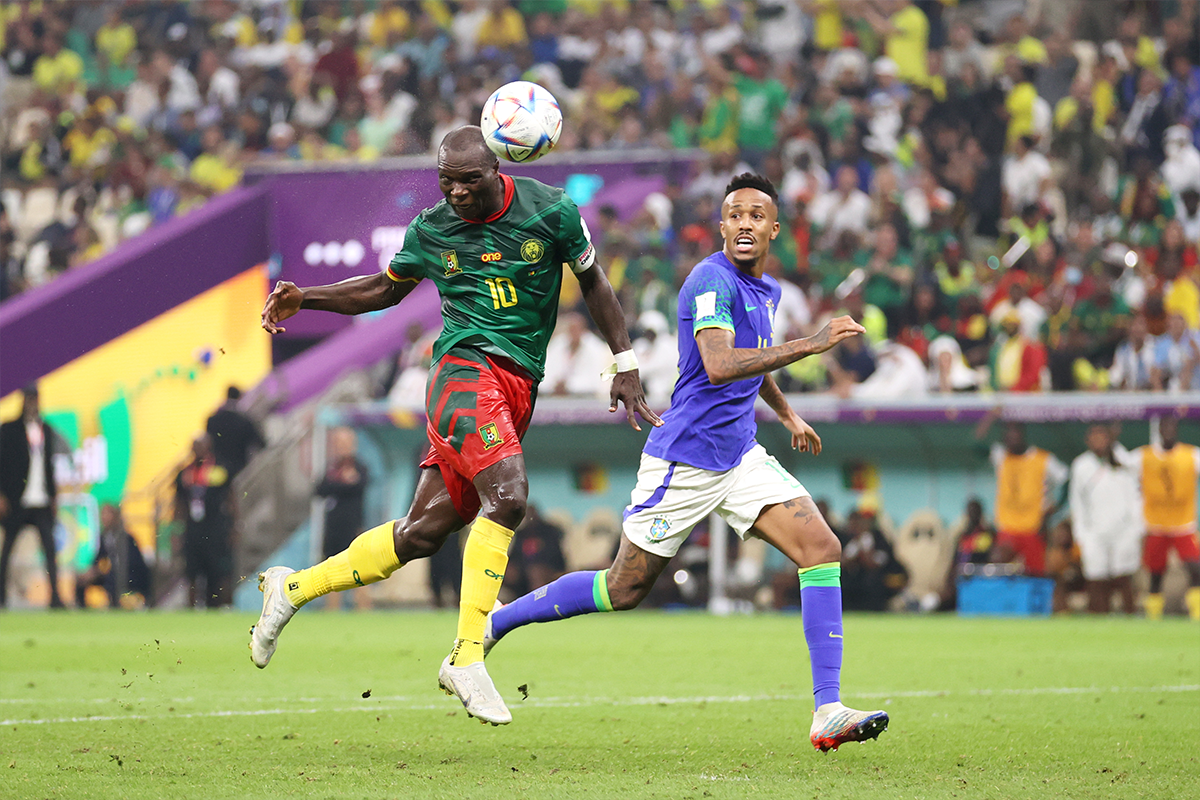 喀麥隆憑阿布比卡（10號）補時階段攻入絕殺入球，以1:0擊敗巴西結束今屆世盃之旅。圖片來源。（FIFA）