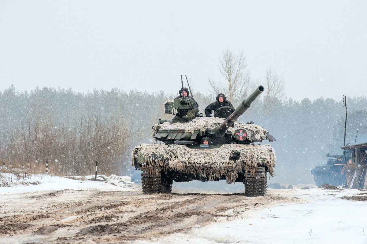 2022年2月10日，烏克蘭軍隊第 92 機械化旅使用坦克、自行火砲和其它裝甲車在哈爾科夫地區的 Chuguev 鎮附近進行實彈演習。 （SERGEY BOBOK/AFP via Getty Images）