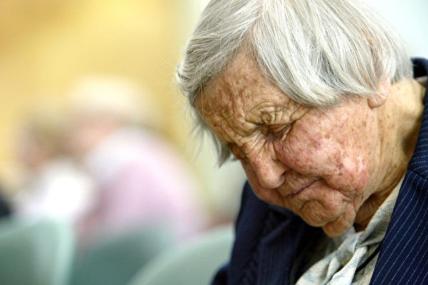 台灣中醫師介紹有效淡化老人斑的中藥配方，以及6種預防老人斑的方法。(Mario Tama/Getty Images)
