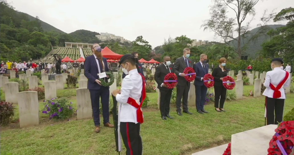 6國駐港總領事獻上花圈悼念陣亡軍人。（加拿大駐港澳總領事館Facebook直播截圖）