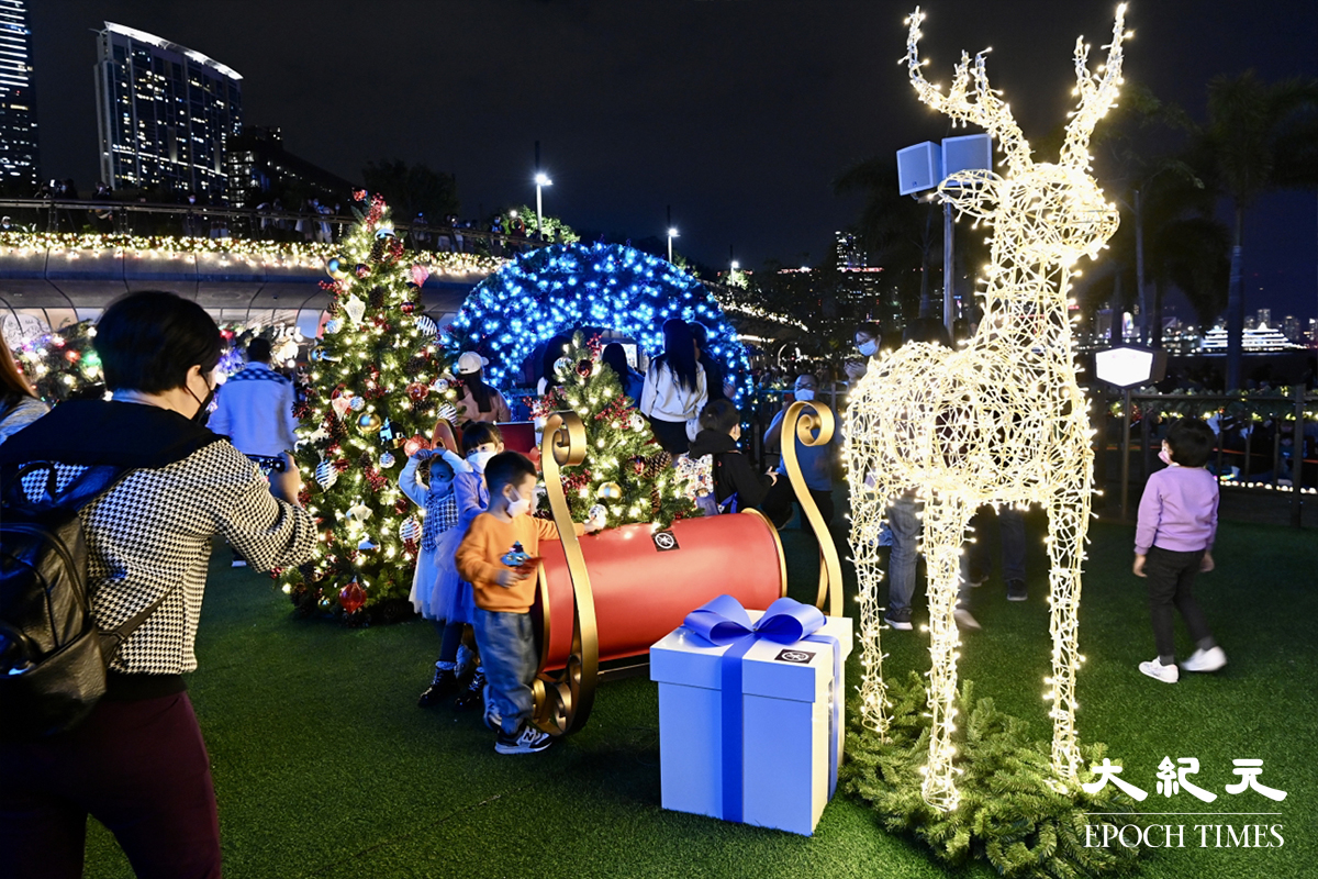 西九文化區藝術公園巨型聖誕樹周邊設有不同造型的聖誕裝置，如聖誕馴鹿等等，吸引遊人「打卡」。（宋碧龍／大紀元）