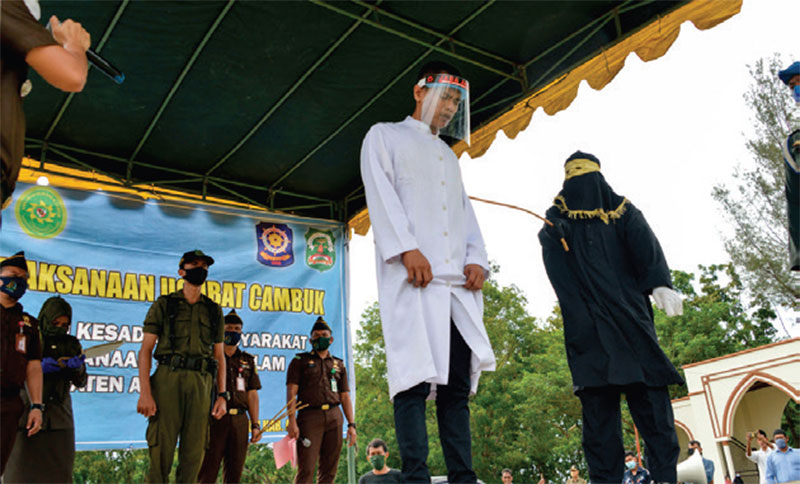 2020年9月4日，在印尼清真寺前，一名男子因婚前性行為遭鞭打100下。（CHAIDEER MAHYUDDIN/AFP via Getty Images）
