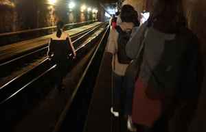 港鐵又壞車｜乘客要經隧道步行離開 張欣宇：疑車卡間連接鬆脫