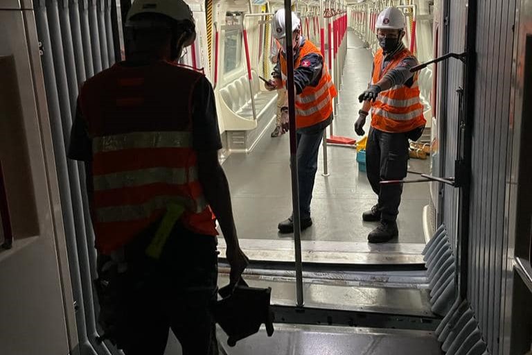 港鐵將軍澳綫今（5日）早繁忙時間發生車卡鬆脫事故，再次令人關注其服務安全。（消防處Facebook圖片）