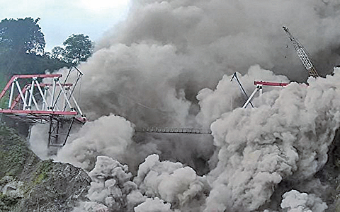 12月4日，印尼塞梅魯火山噴發。（Agus Harianto / AFP）