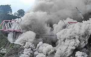 印尼火山噴發 六村莊受影響 當局發最高警告