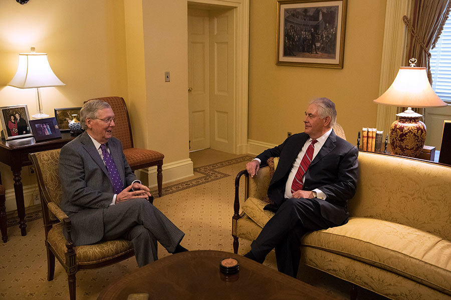 1月4日國會多數黨領袖麥康奈爾（左）與獲特朗普提名的國務卿人選蒂勒森（右）在國會山會面。（Aaron P. Bernstein/Getty Images）