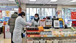 防疫政策調整後 中國多省市藥品斷貨