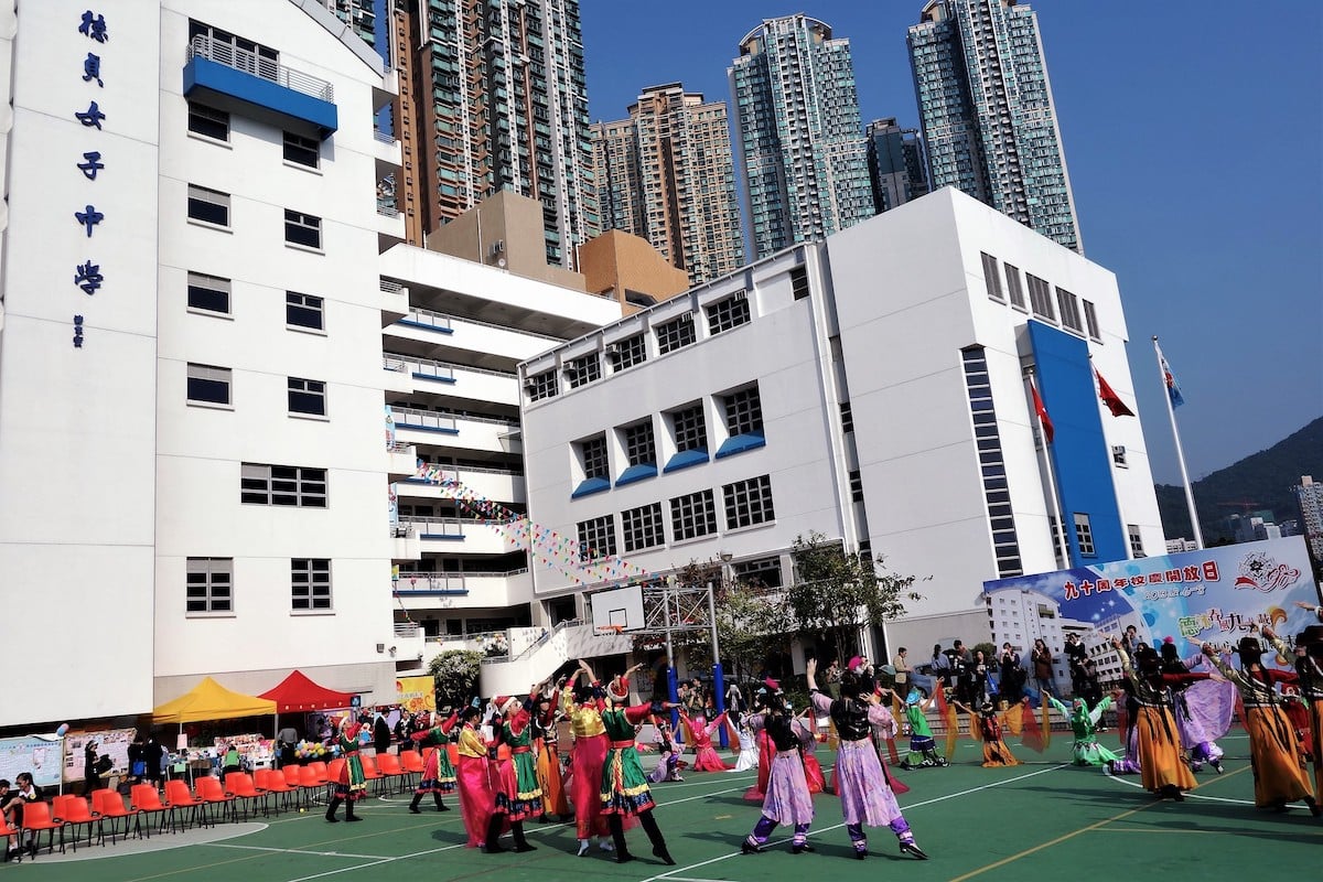 德貞女子中學九十周年校慶開放日操場上的學生表演。（鄺嘉仕提供）