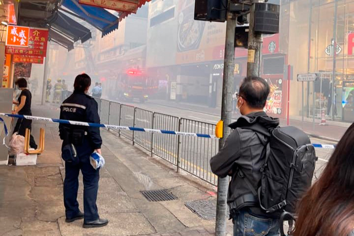 警方封鎖火場對出一段登打士街，可見煙霧彌漫。（網友Jovis Chan圖片）