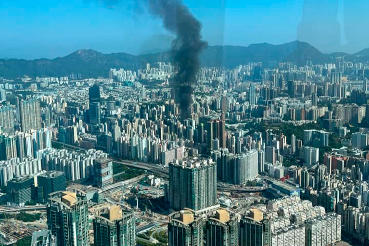 火警冒出大量濃煙，遠至尖沙咀一帶均見到。（網友Kenneth Chang圖片）