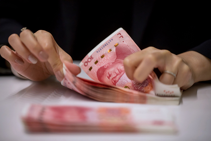 12月9日，中共財政部宣布發行2022年特別國債。分析表示，中國2022年經濟下行壓力較大，中共的國庫可能沒錢了。圖為人民幣示意圖。(Paul Yeung/Bloomberg via Getty Images△)