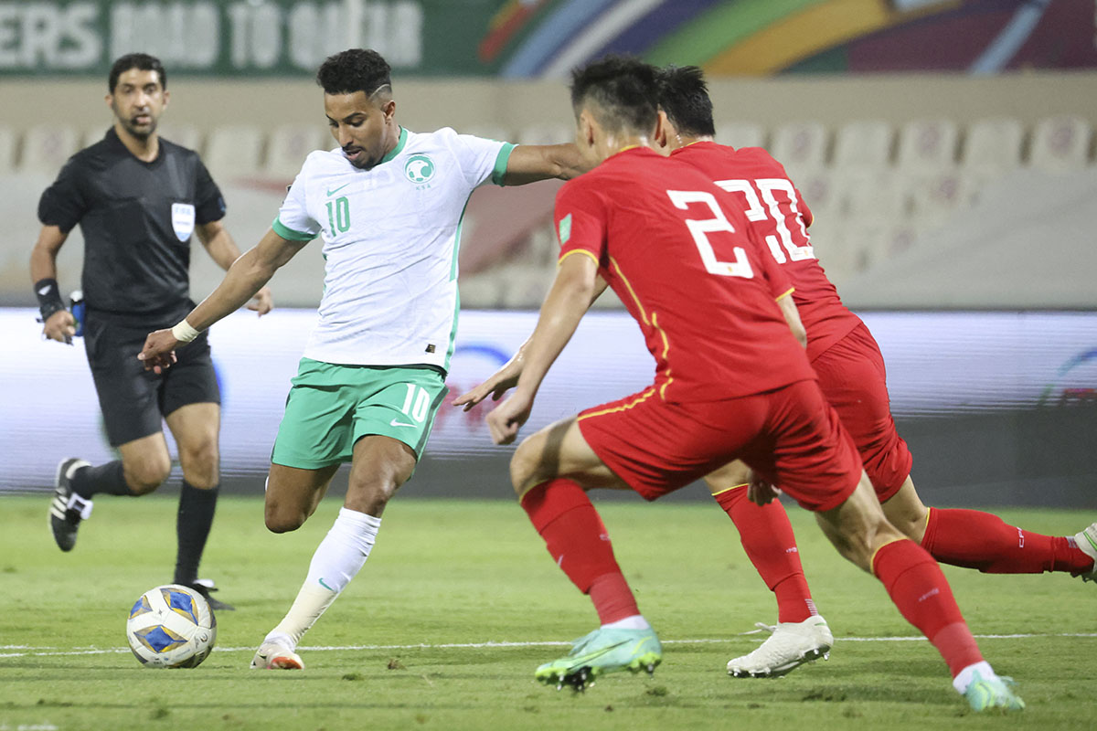 2022年3月24日在阿聯酋城市沙迦足球場舉行的2022年卡塔爾世界杯亞洲區預選賽，中國與沙特阿拉伯在進行比賽。(Karim SAHIB / AFP)