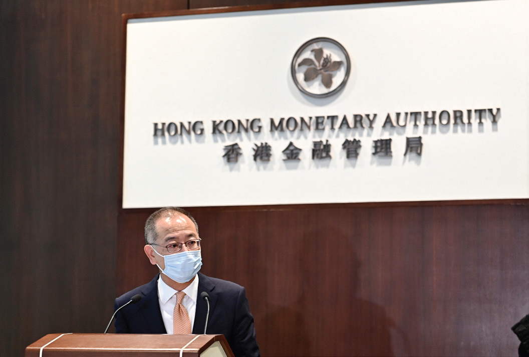 金管局總裁余偉文15 日表 示，在大陸貸款、香港經濟承壓影響下，預計本港銀行整體壞賬率或輕微上升。（ 宋碧龍/大紀元）
