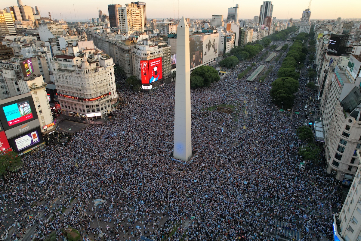 阿根廷隊相隔8年後再次打入世界盃的決賽，在阿根廷首都布宜諾斯艾利斯及全國多地，數以萬計的球迷走上街頭狂歡慶祝。（Emiliano LASALVIA / AFP）