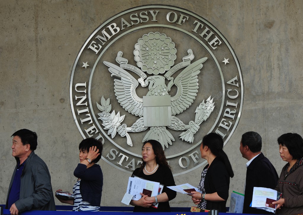 圖為在中國北京的美國大使館，中國公民在等待提交簽證申請。近日，美國駐華使館連發公告，將所有常規簽證服務暫停。（MARK RALSTON / AFP）