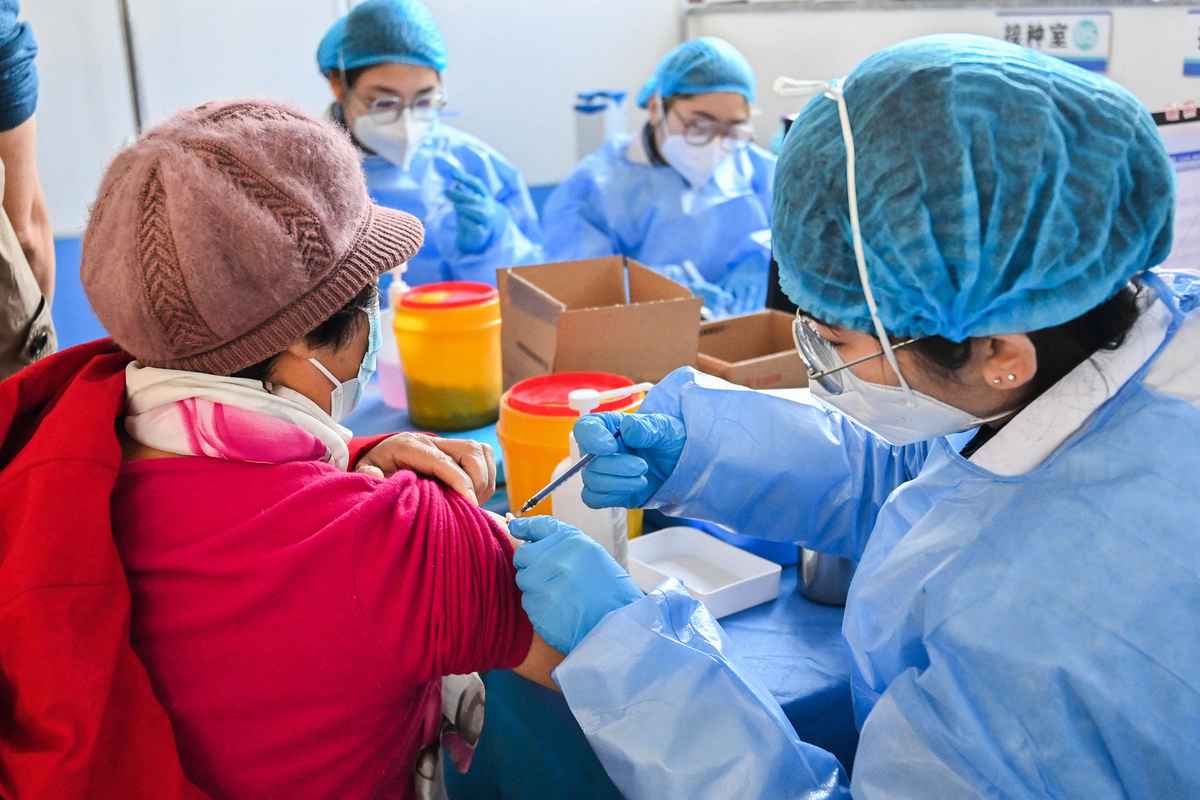 2022年12月16日，一名老年婦女在中國山東省青州市接種中共病毒疫苗。（STR/AFP）