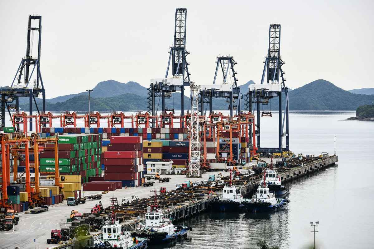2021年6月22日，等待貨輪的貨櫃堆積在廣東省深圳市的鹽田港。（STR/AFP）