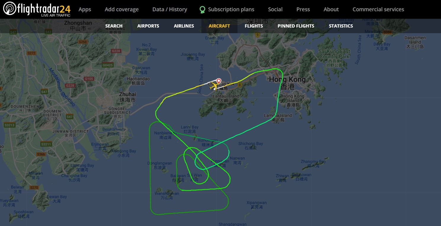 涉事客機一直在香港機場南邊盤旋。（flightradar24截圖）