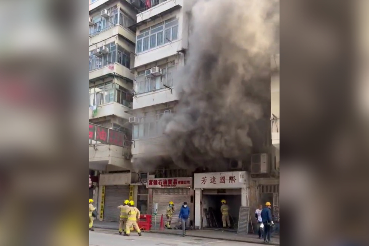 深水埗醫局街一間地舖閣樓今早突然起火，大量濃煙升上半空，多名市民自行疏散至地面。（深水埗街坊會）